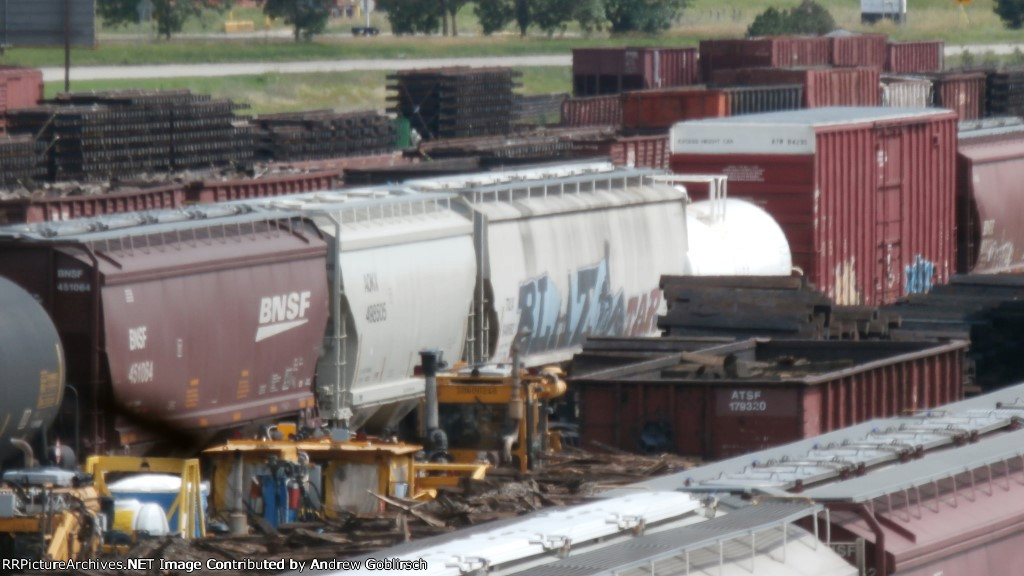 ATSF 179320 & BNSF 451064